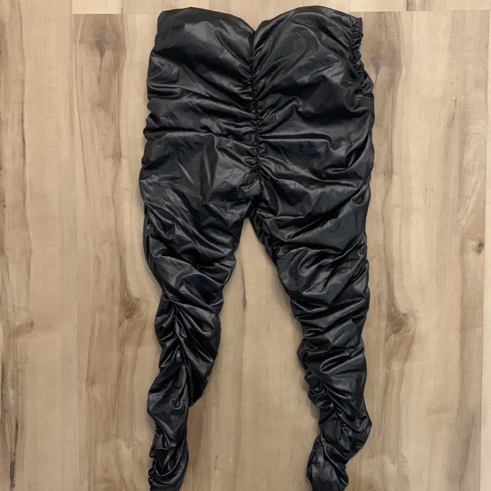 ⚡️Pretty Little Thing Ruched Faux Leather Legging - Picture 3 of 6